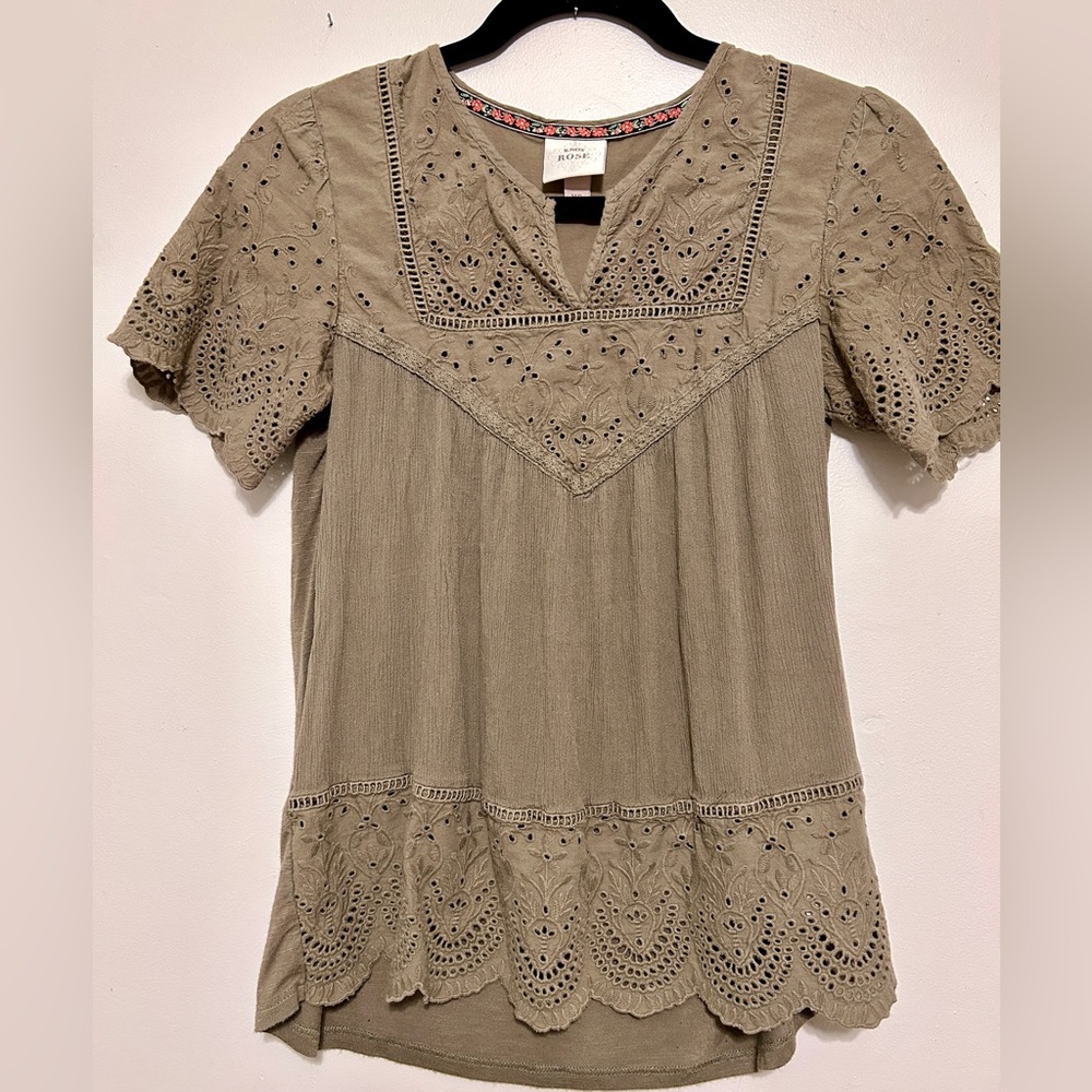 EUC Knox Rose Short Sleeve Eyelet Top Size XS Olive Green